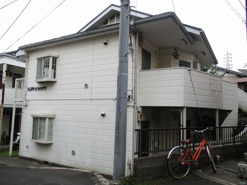 横浜市戸塚区戸塚町のアパートの建物外観