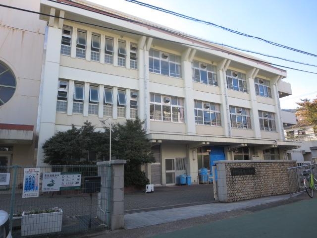 【パークビュー王子駅前の小学校】