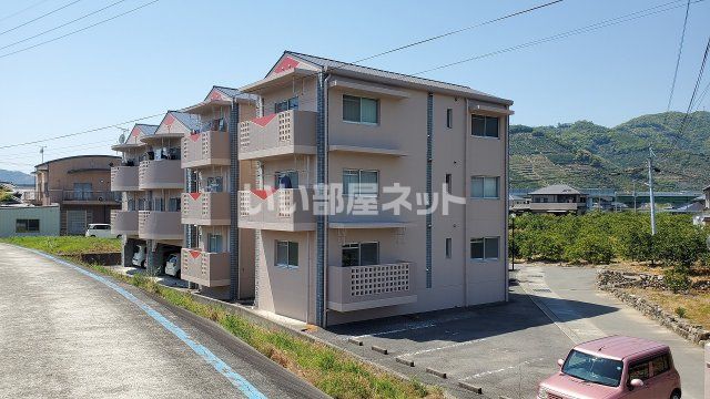 有田郡有田川町大字上中島のマンションの建物外観