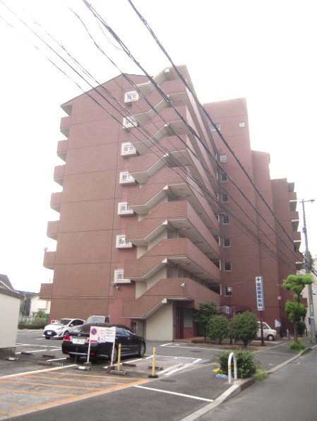 八尾市荘内町のマンションの建物外観