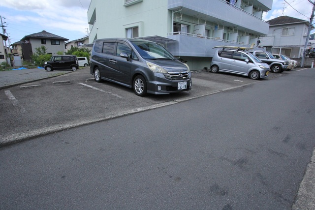 【松山市南梅本町のマンションの駐車場】