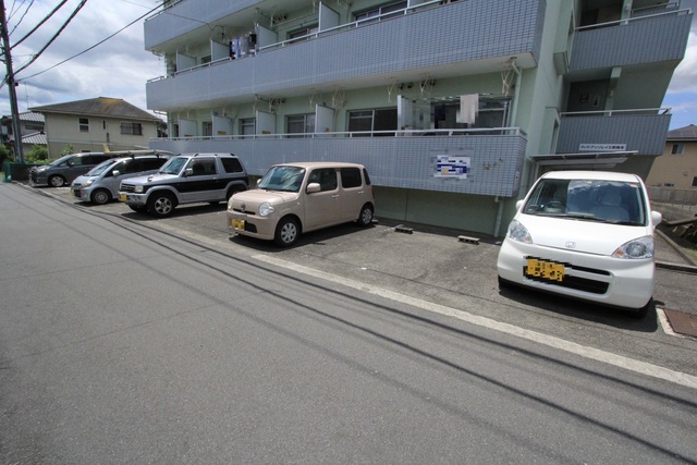 【松山市南梅本町のマンションの駐車場】