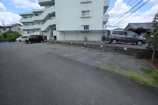 【松山市南梅本町のマンションの駐車場】