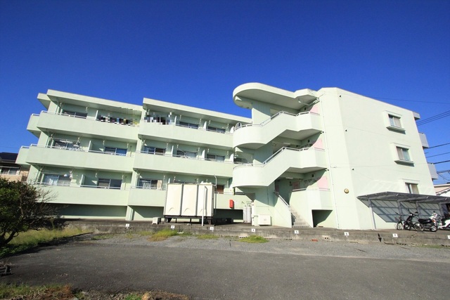 松山市南梅本町のマンションの建物外観