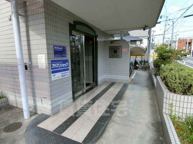 【京都市西京区川島玉頭町のマンションのエントランス】