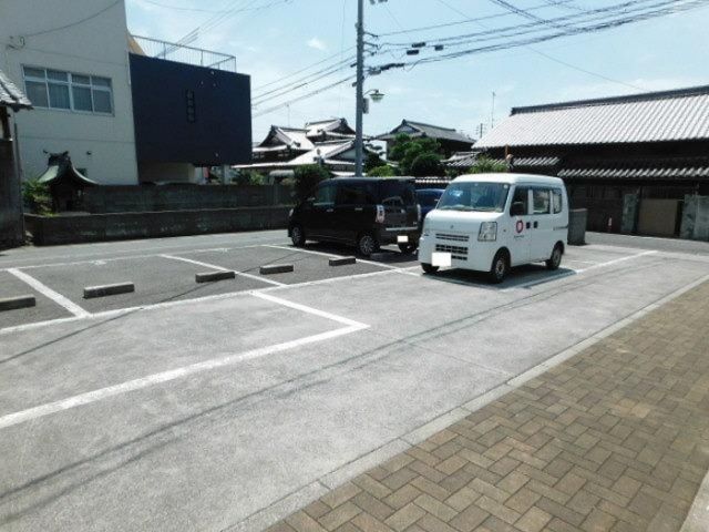 【松山市鷹子町のマンションの駐車場】