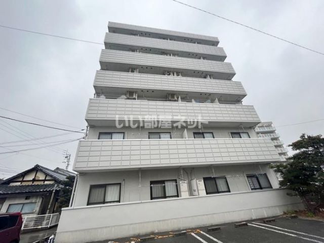 松山市鷹子町のマンションの建物外観