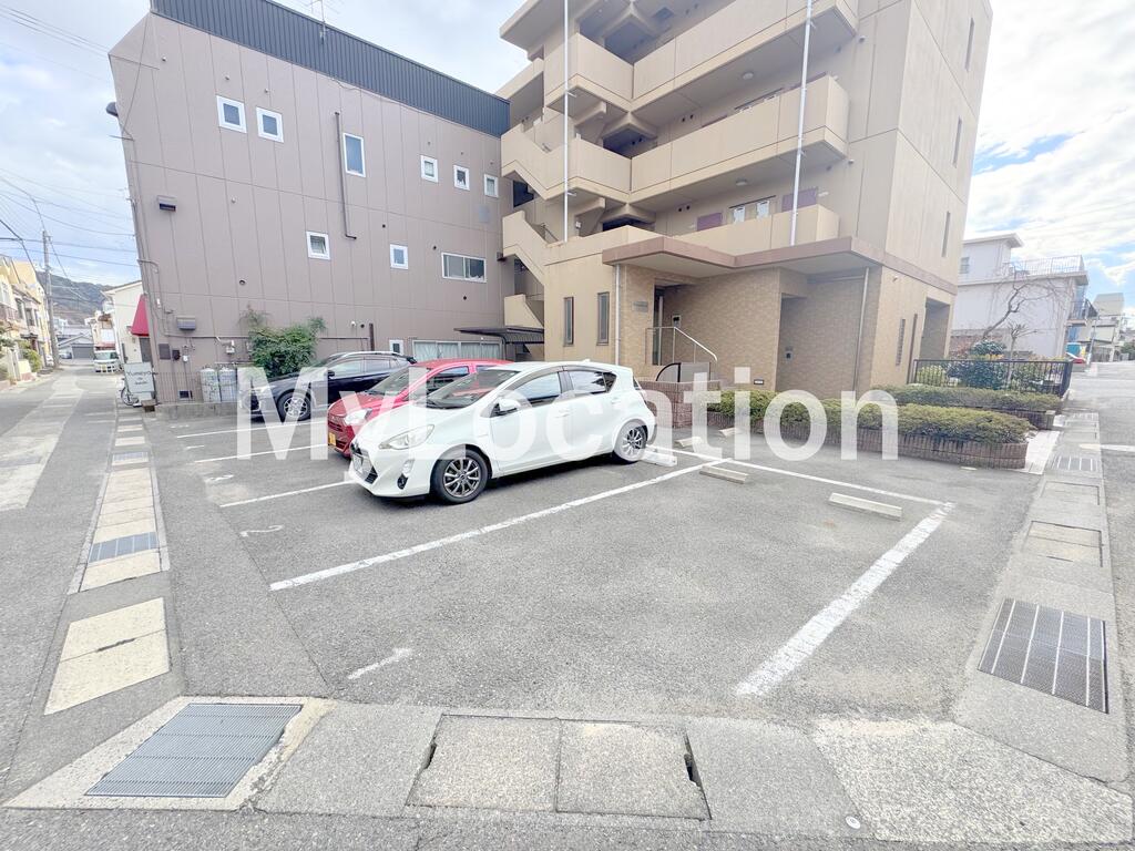 【呉市広本町のマンションの駐車場】