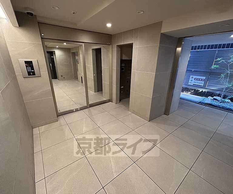 【京都市下京区上平野町のマンションのエントランス】