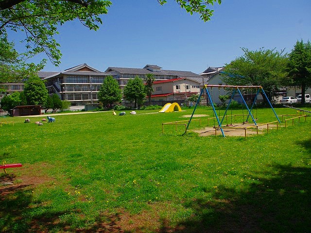 【天理市田井庄町のアパートの公園】