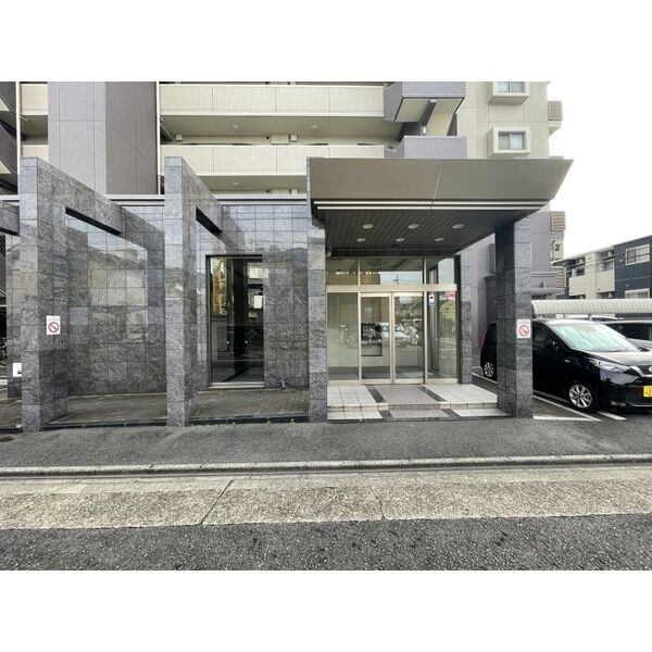 【名古屋市中川区十番町のマンションのエントランス】