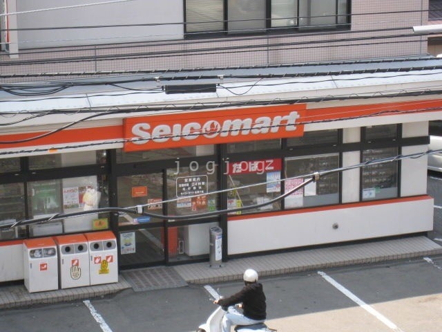 【札幌市清田区北野七条のマンションのコンビニ】