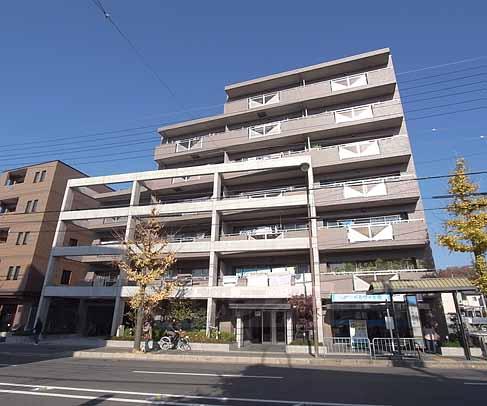 京都市右京区太秦開日町のマンションの建物外観