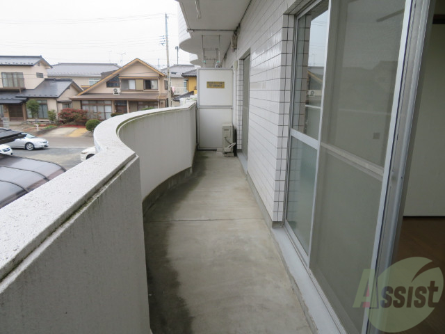 バルコニー　バルコニー。洗濯物がはかどりそうな広さがありますよ。