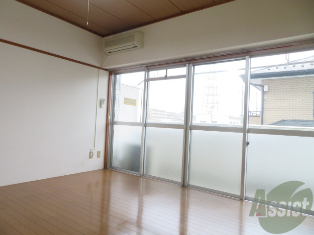 居室・リビング　８帖の洋室です。広々として、きれいですね。