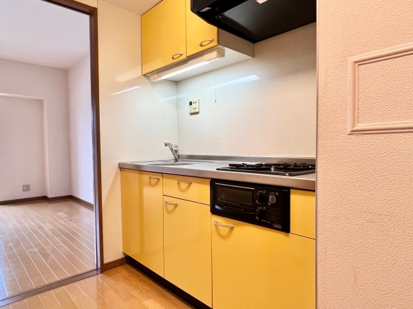 キッチン　イエローのキッチンシンクがお部屋のアクセントになってます。