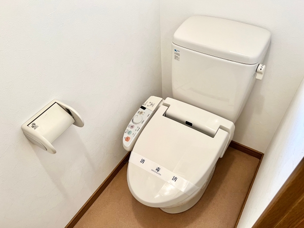 トイレ　ウォシュレット完備。暖房便座なので寒い冬でも心地よく座れます