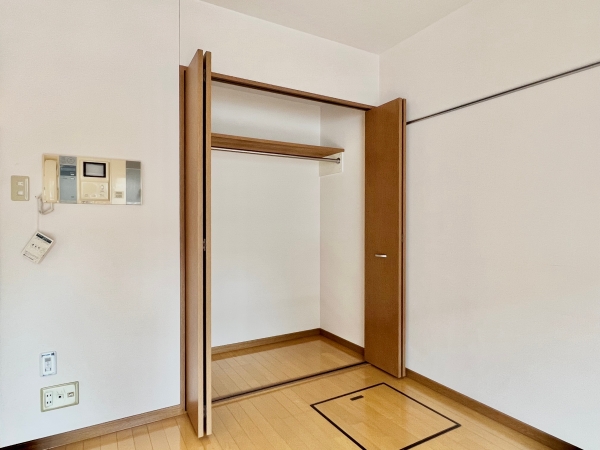 収納　パイプハンガーが設置されてます。コートやスーツ、洋服の収納◎