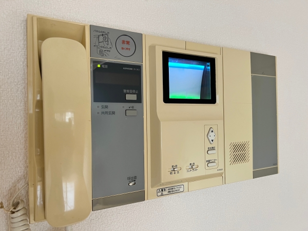 セキュリティ　訪問者がモニターで確認できるインターフォンで安心です。