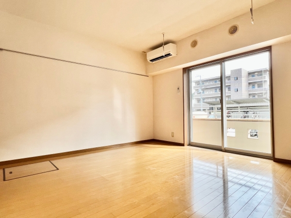 居室・リビング　明るい洋室はソファーやベッドを設置可