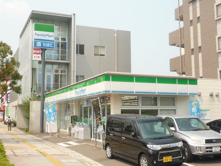 コンビニ　ファミリーマート（コンビニ）まで230m