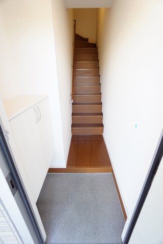 玄関　※同物件・同タイプの写真です。