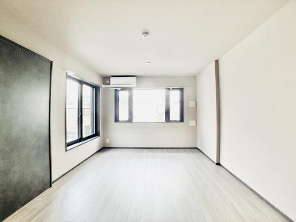 居室・リビング　こちらの居間で趣味の時間をお楽しみください