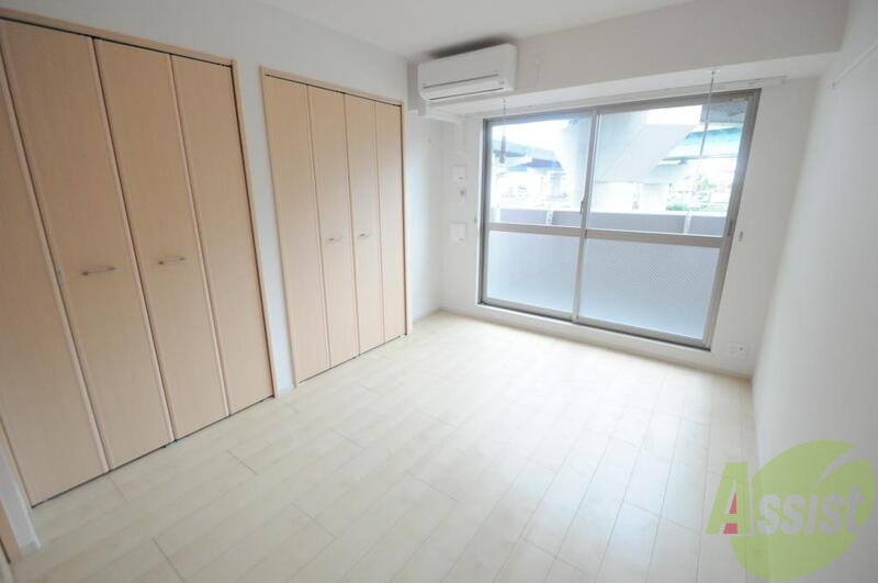 居室・リビング　窓が大きいので圧迫感がありません。日光浴が日課になりそう。