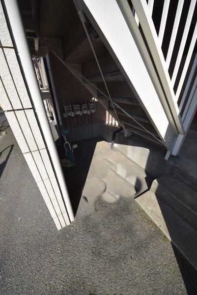 ロビー　階段下のスペースです