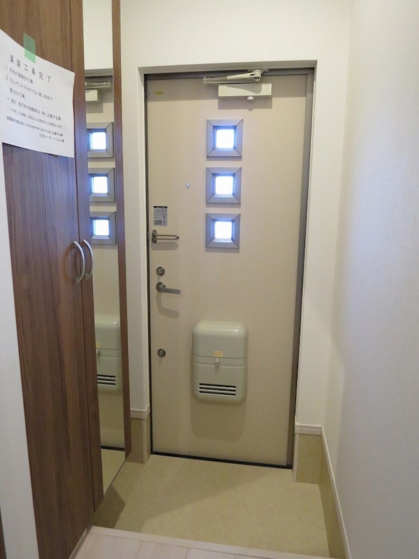 玄関　玄関からに採光が入ります。