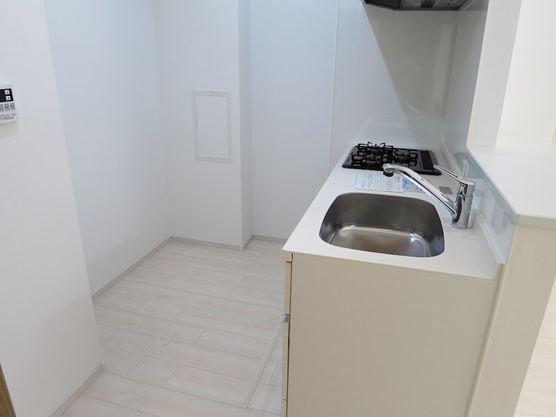 キッチン　キッチン裏に冷蔵庫置き場あり