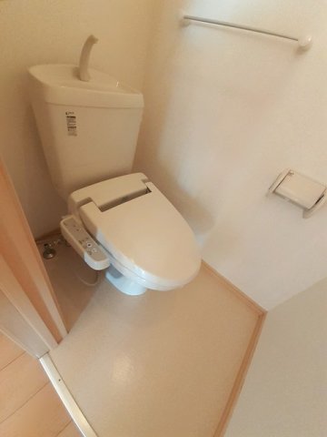 トイレ　落ち着いた色調のトイレです