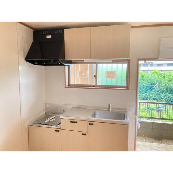 キッチン　キッチンにも窓があり、明るい室内