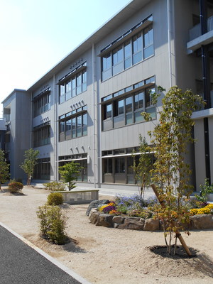 中学校　岡山市立操山中学校（中学校）まで351m