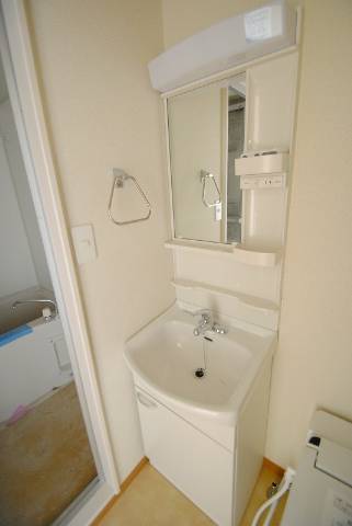 洗面設備　独立洗面化粧台、脱衣場付です