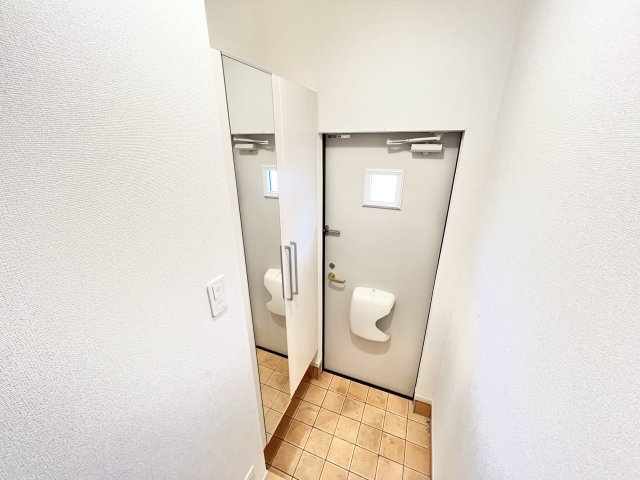 玄関　※別部屋参考写真
