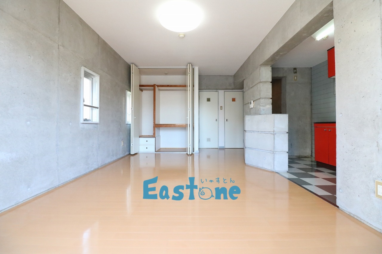 居室・リビング　広い室内にオープンキッチン！