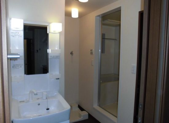 洗面設備　独立洗面台、小物を置くことができて便利です