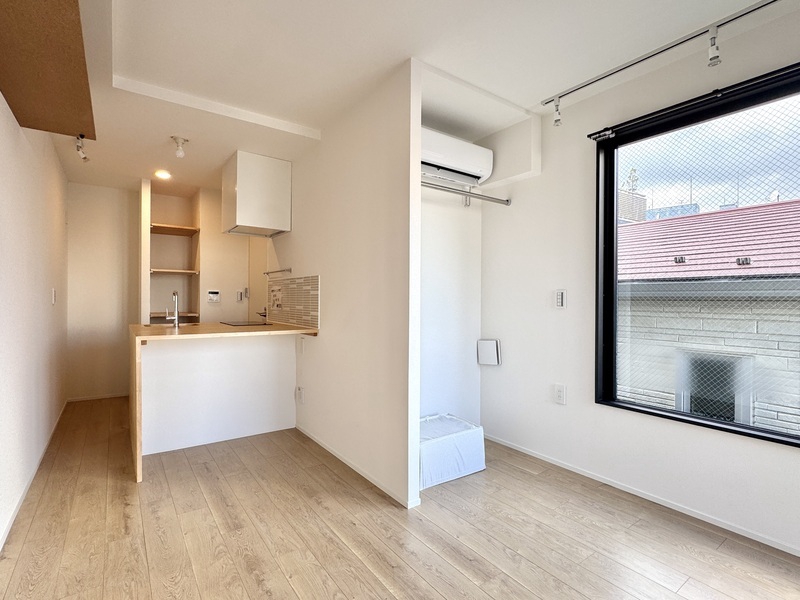 居室・リビング　大きな窓が開放的