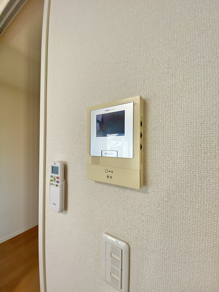 セキュリティ　■来訪者の顔が確認できるモニター付
