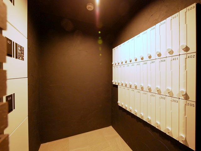 エントランス　留守中でも荷物が受け取れて便利な宅配ＢＯＸ完備しています♪