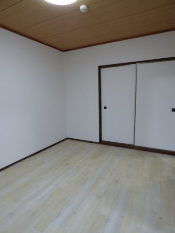 グランコムメゾン南中川の居間写真