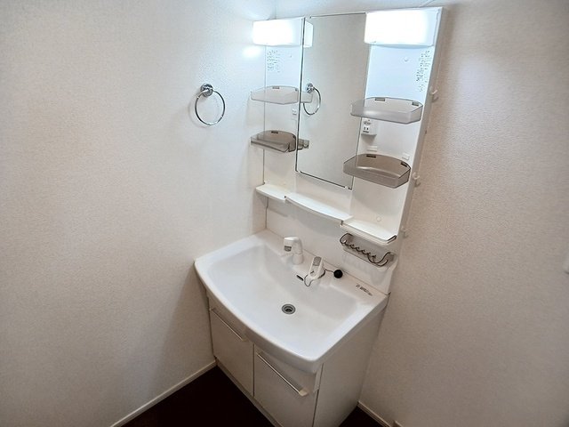 洗面設備　明るい洗面所です