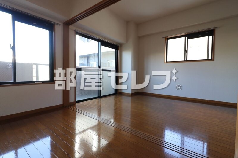 居室・リビング　２Ｃ号室の内装写真を参照