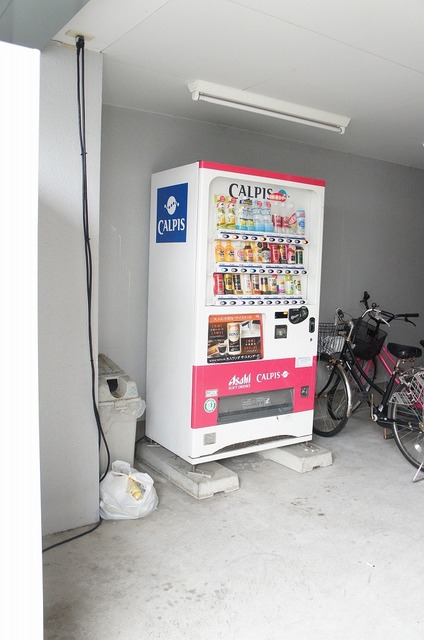 エントランス　マンション下に自販機有で便利♪