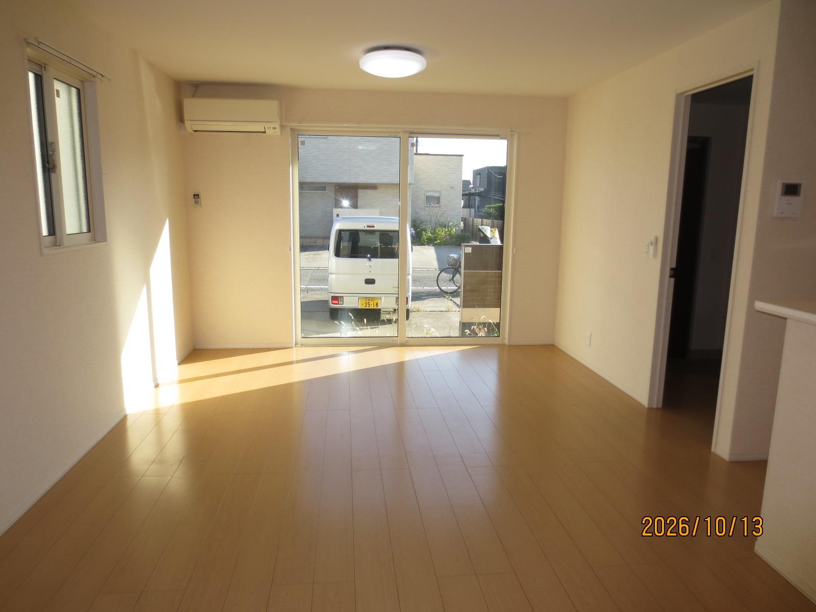 共栄町戸建賃貸の居間写真