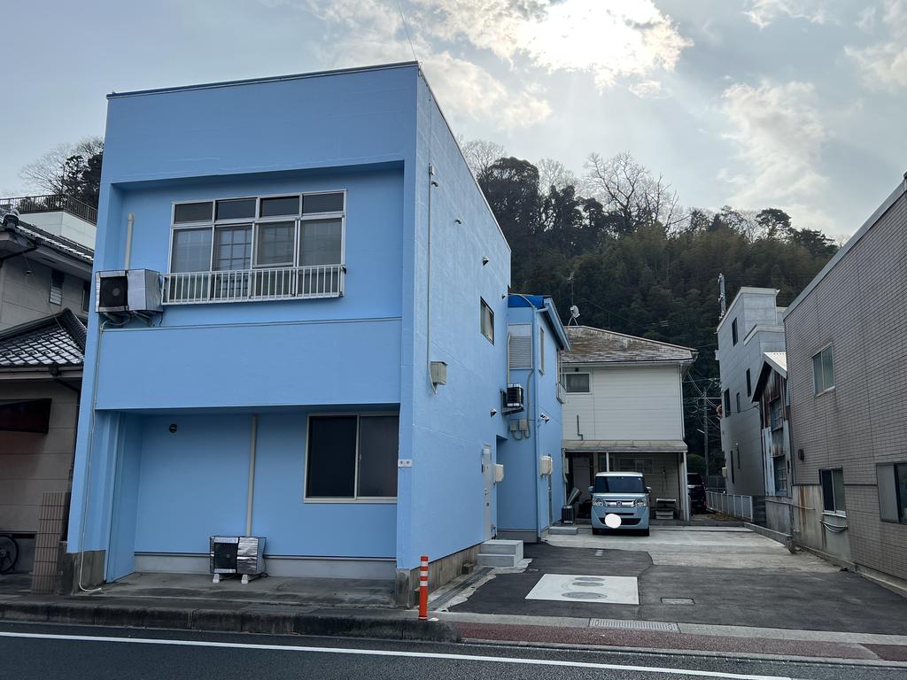 青い家の建物外観