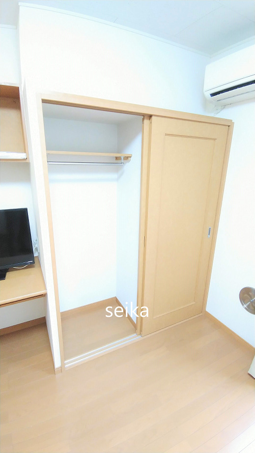 収納　寝るスペースです。このベッド下はたっぷりの収納です！