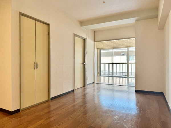 居室・リビング　明るい洋室でゆっくりくつろげます。