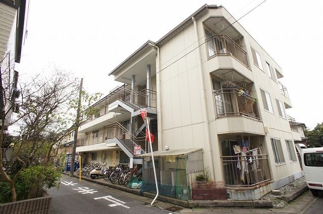 松戸市幸谷のアパートの建物外観